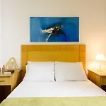 Omar do Rio - FO 407 ApartHotel com Garagem, Piscina, Sauna, Limpeza diária e Academia a 50 metros da Praia de Ipanema e 300 metros da Praia de Copacabana