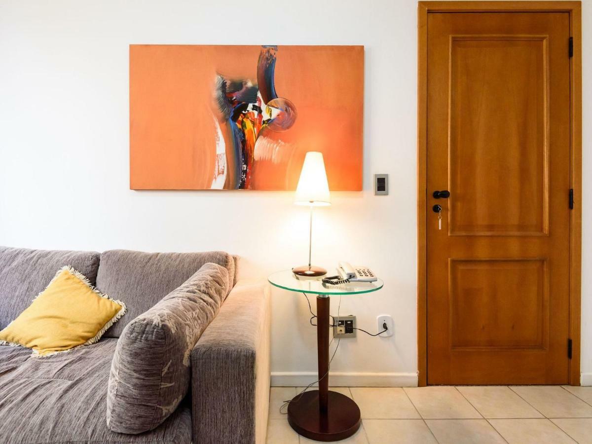 Omar do Rio - FO 407 ApartHotel com Garagem, Piscina, Sauna, Limpeza diária e Academia a 50 metros da Praia de Ipanema e 300 metros da Praia de Copacabana Apartamento