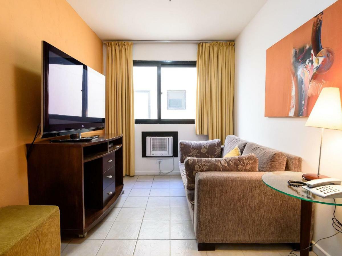 Omar do Rio - FO 407 ApartHotel com Garagem, Piscina, Sauna, Limpeza diária e Academia a 50 metros da Praia de Ipanema e 300 metros da Praia de Copacabana *